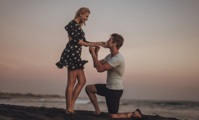 guy proposing a girl