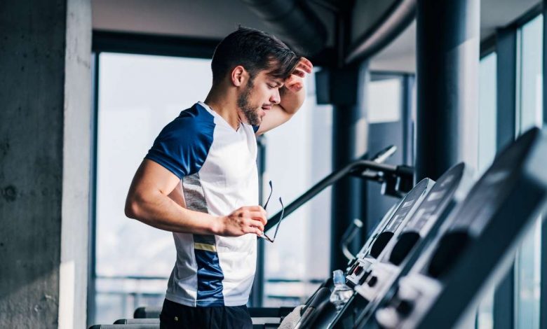 A guy doing cardio in gym