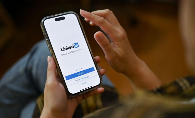 A guy using Linkedin