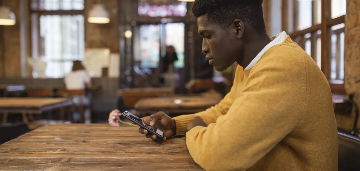 Man using a dating app on his smartphone