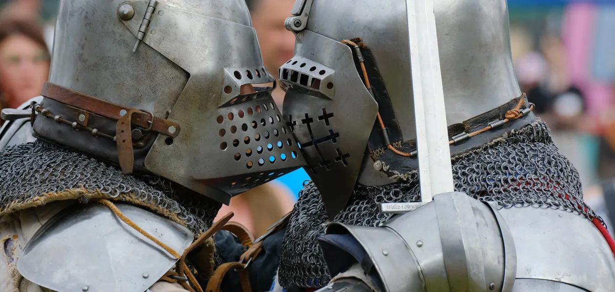 two knights in armor fighting with swords like a chivalry 2 battle